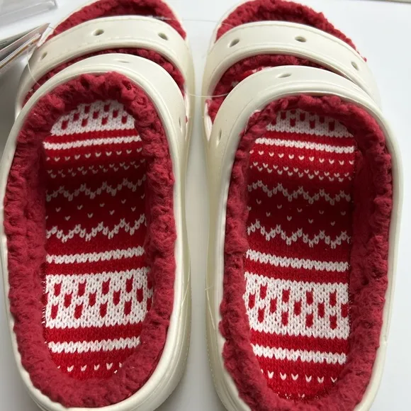 NWT Crocs Classic Cozzzy Holiday Sweater Women's Sandals with CHARMS!!  SZ-W8/M6