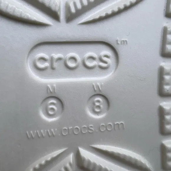 NWT Crocs Classic Cozzzy Holiday Sweater Women's Sandals with CHARMS!!  SZ-W8/M6