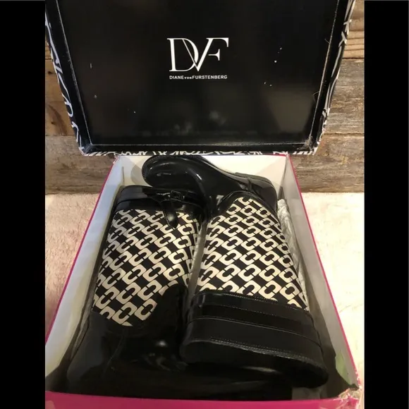 NWT Diane von Furstenberg “Whitney” Rain Boats