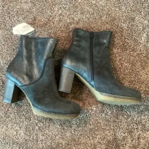 NWT Gabor Ankle Boots- Gorgeous Slate Gray Snake Leather &amp; Suede Price Now FIRM