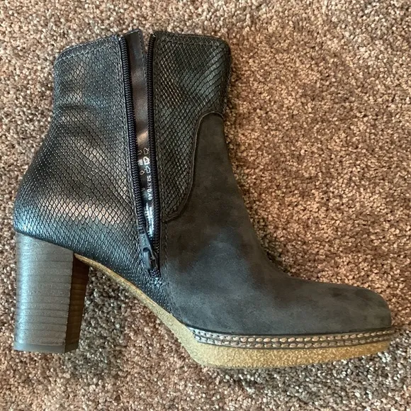 NWT Gabor Ankle Boots- Gorgeous Slate Gray Snake Leather &amp; Suede Price Now FIRM