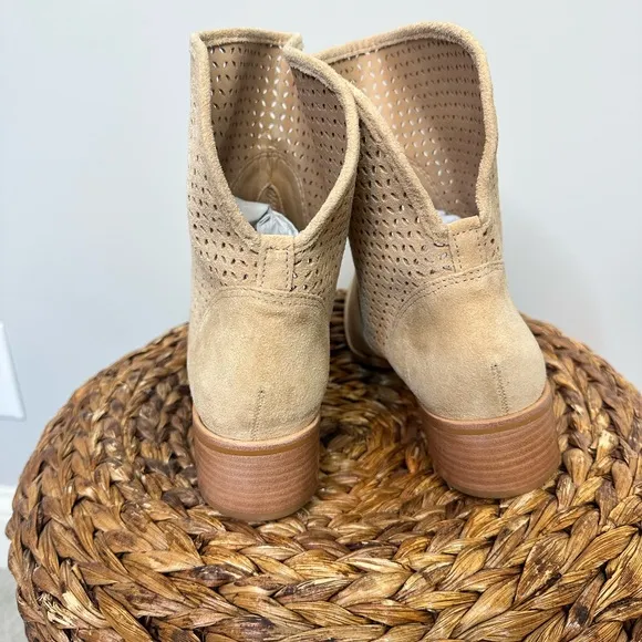 NWT sz 8 Kaanas Warsaw natural neutral tan suede perforated western ankle boots