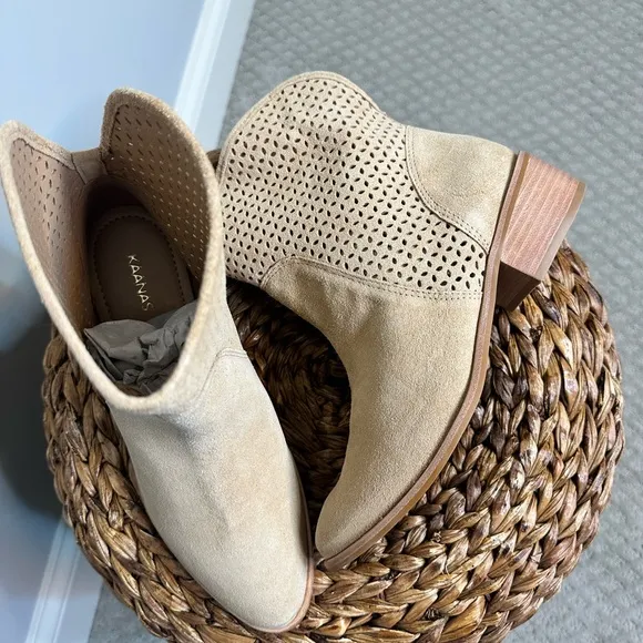 NWT sz 8 Kaanas Warsaw natural neutral tan suede perforated western ankle boots