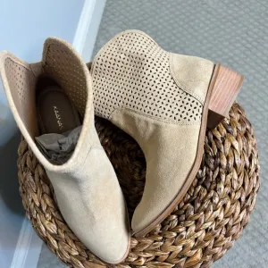 NWT sz 8 Kaanas Warsaw natural neutral tan suede perforated western ankle boots