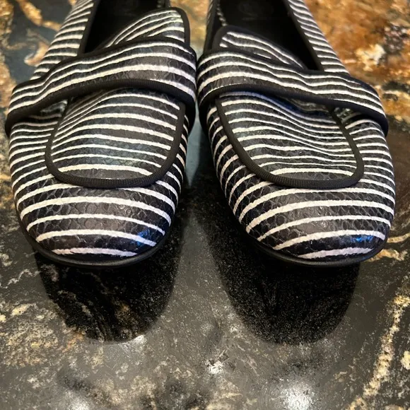 NWT Tory Burch Evette Dark Navy &amp; White Striped Snakeskin Loafers Size 11