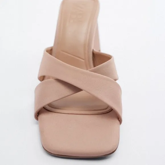 NWT. Zara Beige Heeled Crossed Strap Sandals with Block Heels. Size 9.