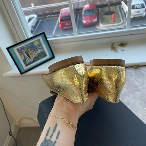 NWT||Archive Italian Leather Gold Loafers with a Alligator look. 9.5