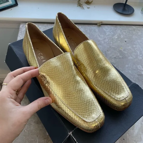 NWT||Archive Italian Leather Gold Loafers with a Alligator look. 9.5