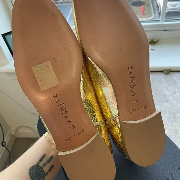 NWT||Archive Italian Leather Gold Loafers with a Alligator look. 9.5