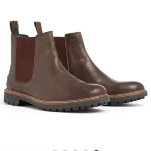 NWT...Chatham Men's Chirk Chelsea Boots - Brown... Size 9