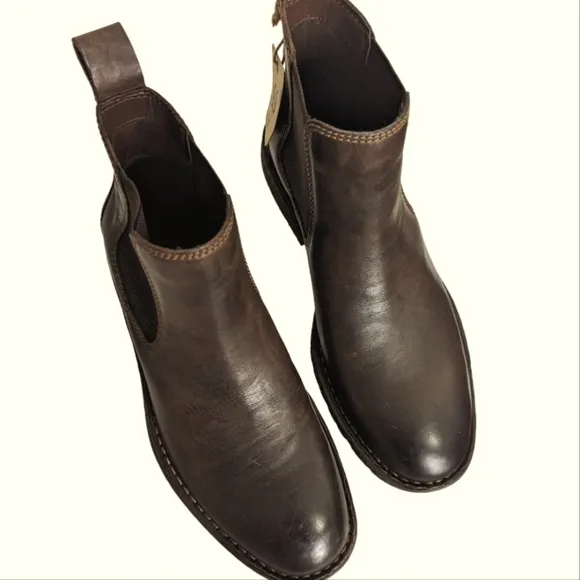 NWT...Chatham Men's Chirk Chelsea Boots - Brown... Size 9