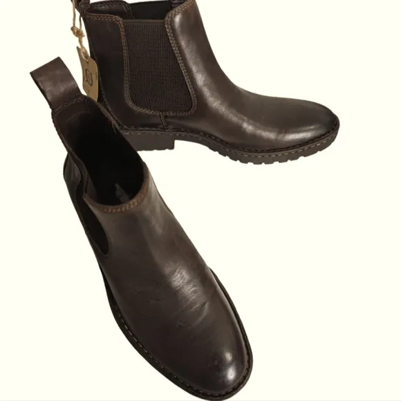 NWT...Chatham Men's Chirk Chelsea Boots - Brown... Size 9