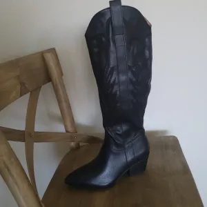 Oasis Society Samara Embroidered Tall Black Boots