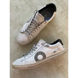 Oliver Cabell Mens White Distressed Leather Sneakers Side Circle Detail SZ 44 EU