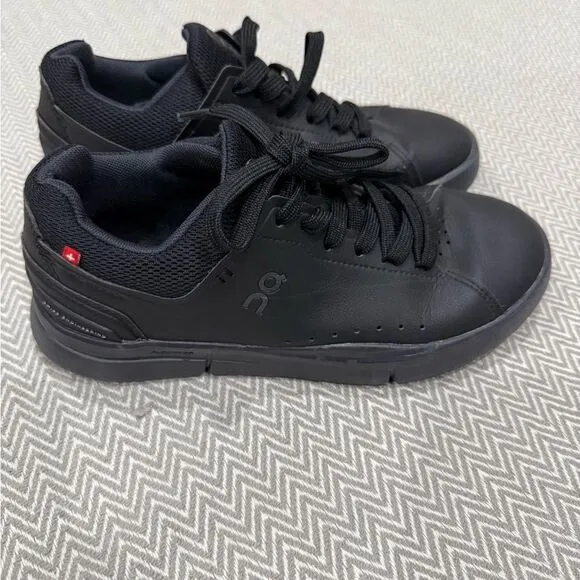 On Woman’s The Roger Advantage 2 Running  Black Sneakers Size 6