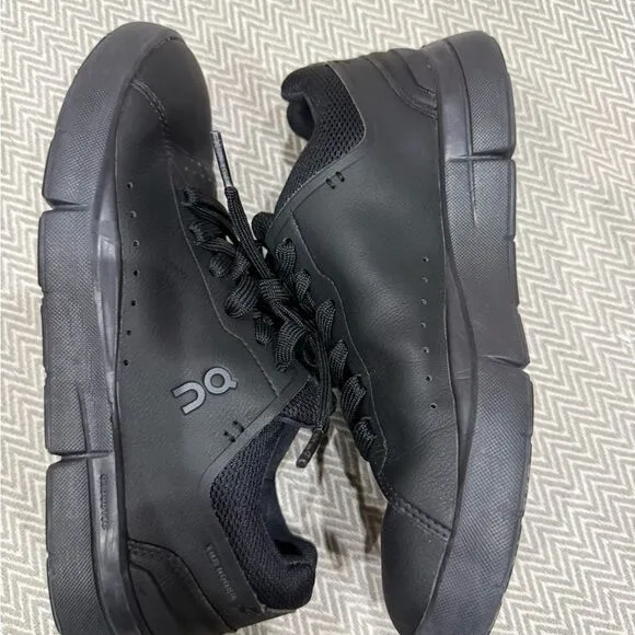 On Woman’s The Roger Advantage 2 Running  Black Sneakers Size 6
