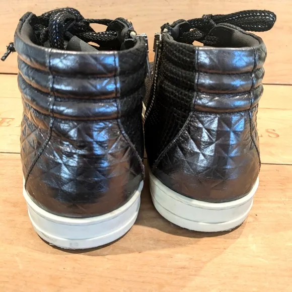 P448 Lace Up Metallic Hi Top sz 39