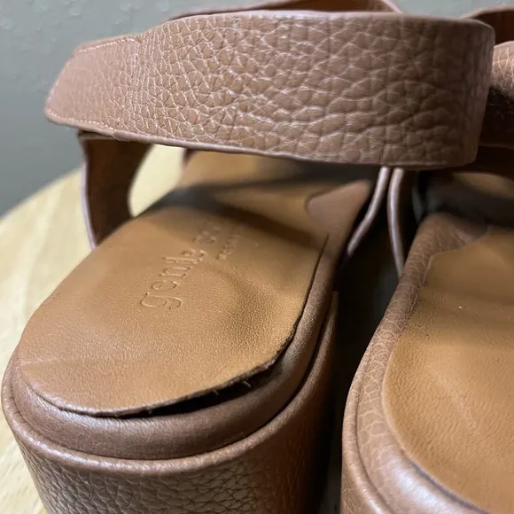 Rare Gentle Souls by Kenneth Cole Park Interlock Leather Sandal Cognac Women’s 8