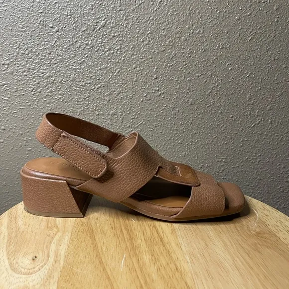 Rare Gentle Souls by Kenneth Cole Park Interlock Leather Sandal Cognac Women’s 8