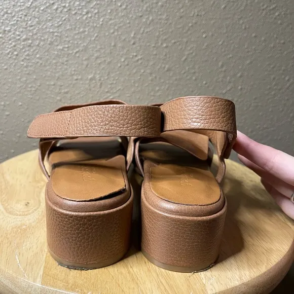 Rare Gentle Souls by Kenneth Cole Park Interlock Leather Sandal Cognac Women’s 8