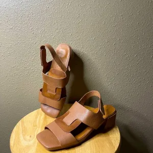 Rare Gentle Souls by Kenneth Cole Park Interlock Leather Sandal Cognac Women’s 8