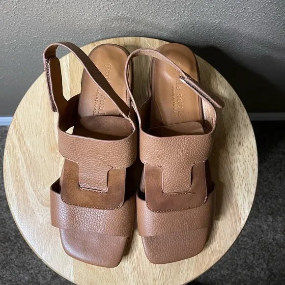 Rare Gentle Souls by Kenneth Cole Park Interlock Leather Sandal Cognac Women’s 8