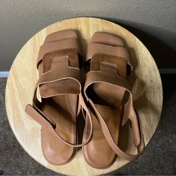 Rare Gentle Souls by Kenneth Cole Park Interlock Leather Sandal Cognac Women’s 8
