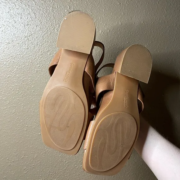Rare Gentle Souls by Kenneth Cole Park Interlock Leather Sandal Cognac Women’s 8
