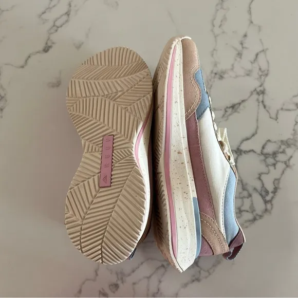 Reef Cream and Blue Sneakers with Retro Silhouette​