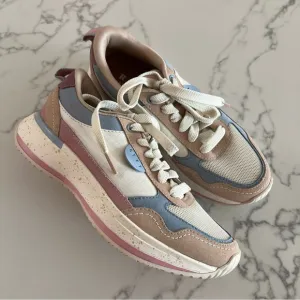 Reef Cream and Blue Sneakers with Retro Silhouette​