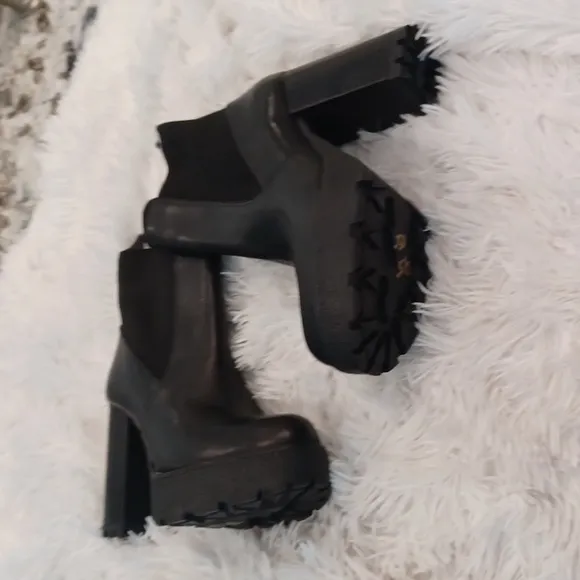 Schutz Billie Leather High Heeled Lug Ankle Platform Boots Black NEW Size 9.5