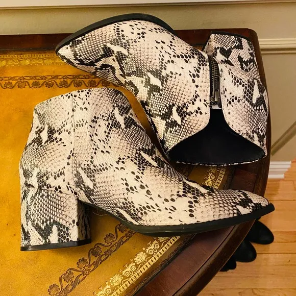 Seychelles Chaparral Black White Python Leather Exotic Snake Bootie Boots Sz 7.5