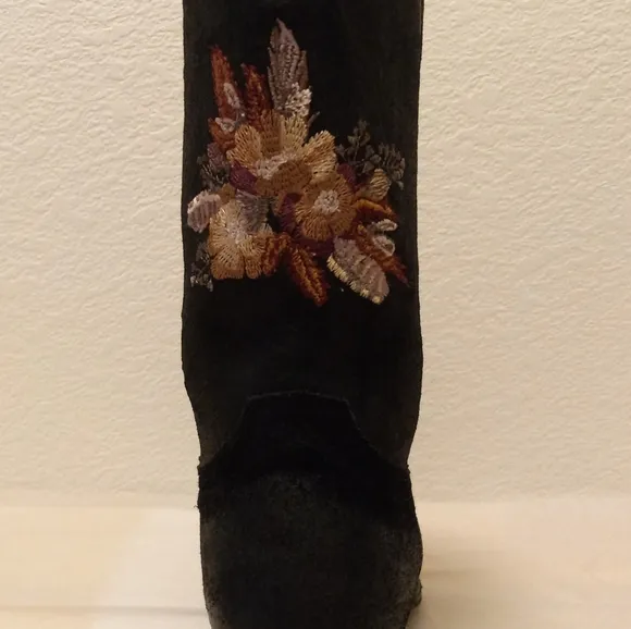 Shyanne 8 Embroidered Floral Black Western Cowgirl Rodeo Boots in Black