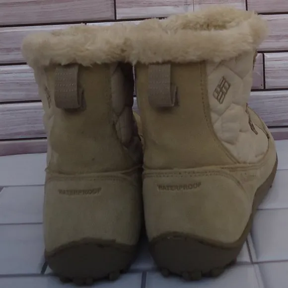SIZE 6. COLUMBIA omni-grip crystal shorty winter snow boots.