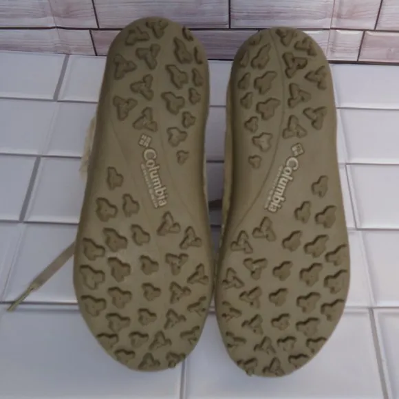 SIZE 6. COLUMBIA omni-grip crystal shorty winter snow boots.