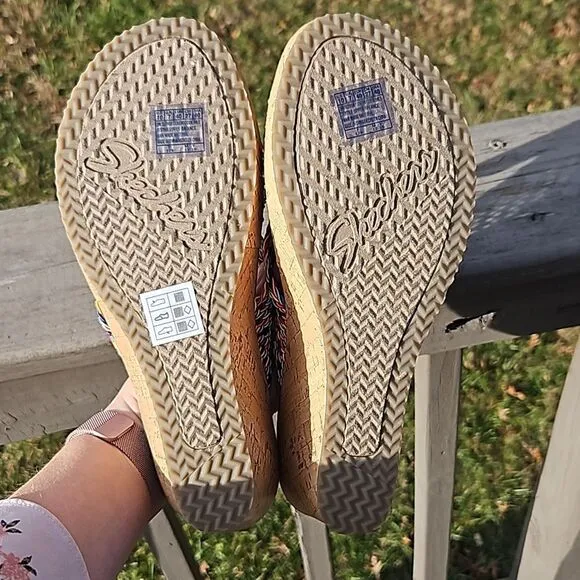 Skechers Beverlee Luxe Foam multicolor cross-band wedge sandals size 10