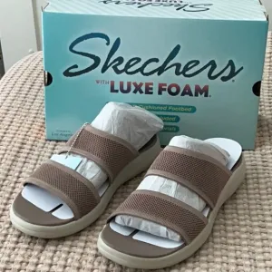 Skechers Luxe Foam Sandals in Mocha, US 8