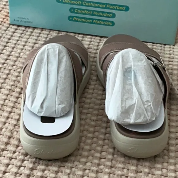 Skechers Luxe Foam Sandals in Mocha, US 8