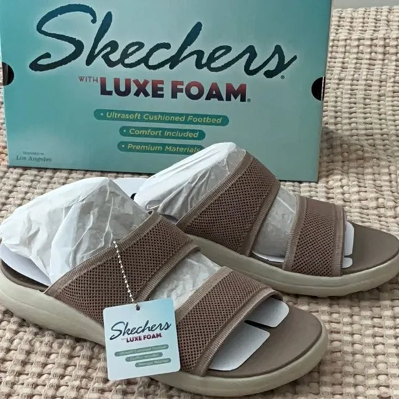 Skechers Luxe Foam Sandals in Mocha, US 8