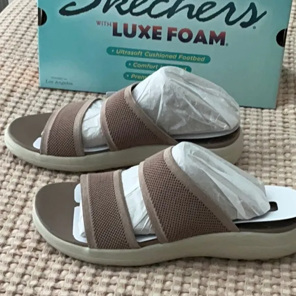 Skechers Luxe Foam Sandals in Mocha, US 8
