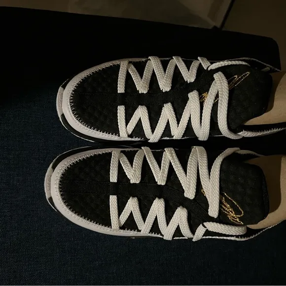 Sleek Gold and Black Sneakers for Versatile Style
