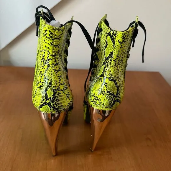 STEVE MADDEN SWERVEY GREEN SNAKE PLATFORM/ BOOTIE size 5.5
