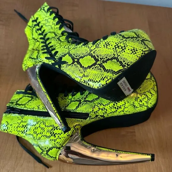 STEVE MADDEN SWERVEY GREEN SNAKE PLATFORM/ BOOTIE size 5.5