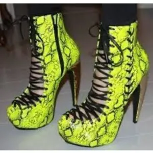 STEVE MADDEN SWERVEY GREEN SNAKE PLATFORM/ BOOTIE size 5.5