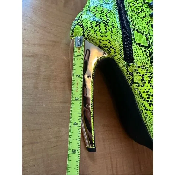 STEVE MADDEN SWERVEY GREEN SNAKE PLATFORM/ BOOTIE size 5.5