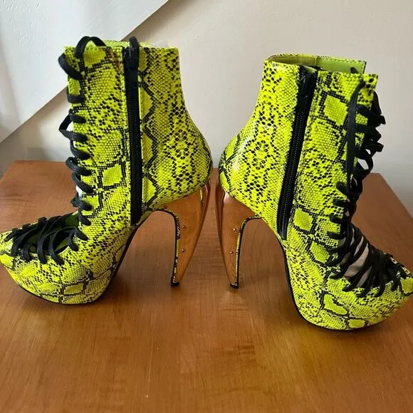 STEVE MADDEN SWERVEY GREEN SNAKE PLATFORM/ BOOTIE size 5.5
