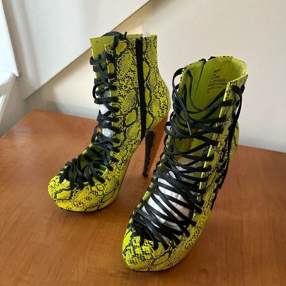 STEVE MADDEN SWERVEY GREEN SNAKE PLATFORM/ BOOTIE size 5.5