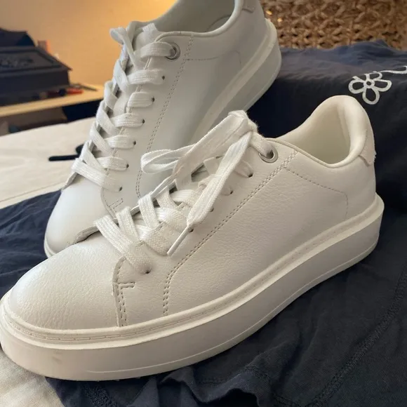 Steve Madden White Minimalist Sneakers “Catcher”