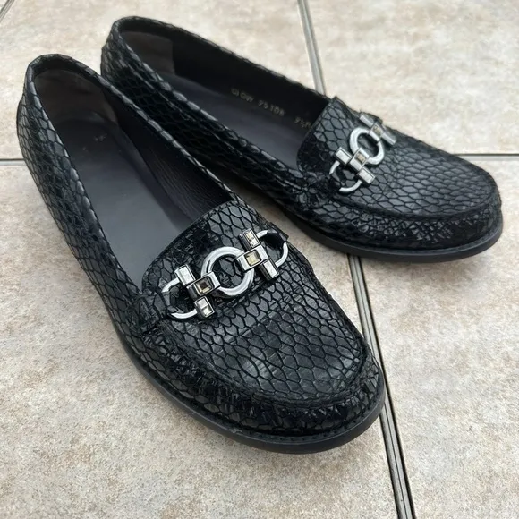 Stuart weitzman black snake print leather loafers