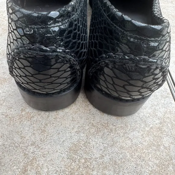 Stuart weitzman black snake print leather loafers